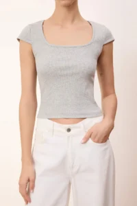 TRENDYOLMİLLA Wardrobe Essentials-Wardrope Essentials Gray Melanj Fitted Crop Flexible Knitting Blouse - Image 3