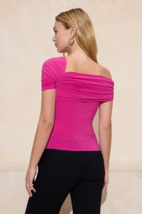 TRENDYOLMİLLA Fuchsia slim Asymmetric Yaka Single Arm Short Sleeve Shirred Flexible Knitting Blouse - Image 4