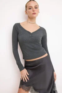 TRENDYOLMİLLA Anthracite Regular/Normal Pattern V-neck Long Sleeve Knitwear look Knitting Blouse