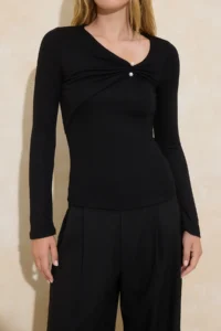 TRENDYOLMİLLA Black Fitted Asymmetric Collar Accessory Detailed Soft Knitting Blouse - Image 3