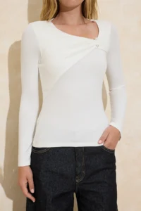 TRENDYOLMİLLA Ecru Fitted Asymmetric Collar Accessory Detailed Soft Knitting Blouse - Image 3
