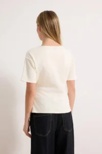 TRENDYOLMİLLA Ecru Fitted Boat Neck Drop Sleeve Short Sleeve interlock Knitting Blouse - Image 4