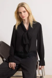 TRENDYOLMİLLA Black Scarf and Lace Detailed Chic Weaving Blouse