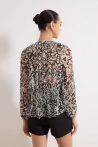 TRENDYOLMİLLA Black Abstract Patterned Gipelli Transparan Siphon Weaving Blouse - Image 4