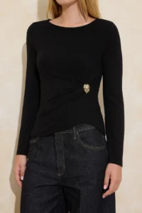 TRENDYOLMİLLA Black Fitted Boat Neck Accessory Detailed Soft Knitting Blouse - Image 3