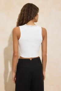 TRENDYOLMİLLA Ecru Fitted V-neck Sleeveless Lace Detailed Crop Ribbed Flexible Knitting Blouse - Image 4