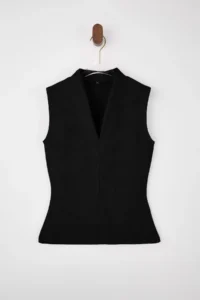 TRENDYOLMİLLA Black Fitted V-neck Sleeveless Ribbed Flexible Knitting Blouse - Image 5