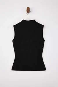 TRENDYOLMİLLA Black Fitted V-neck Sleeveless Ribbed Flexible Knitting Blouse - Image 6