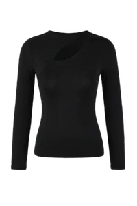 TRENDYOLMİLLA Black Fitted Long Sleeve Window Detailed Soft Knitting Blouse - Image 5