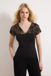 TRENDYOLMİLLA Black Fitted V-neck Short Sleeve Lace Detailed Flexible Knitting Blouse - Image 2
