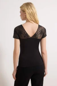 TRENDYOLMİLLA Black Fitted V-neck Short Sleeve Lace Detailed Flexible Knitting Blouse - Image 4