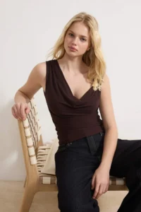 TRENDYOLMİLLA Brown Fitted Off-Shoulder Neck Accessory Detailed Flexible Knitting Blouse - Image 2