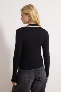 TRENDYOLMİLLA Black Fitted V-neck Long Sleeve Soft Knitting Blouse - Image 4