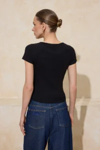 TRENDYOLMİLLA Black Fitted Boat Neck Short Sleeve Crop Cotton Rib Knitting Blouse - Image 4