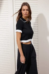 TRENDYOLMİLLA Black Polo Shirt Collar Flywheel Detailed Crop Color Blocked Knitwear Thin Blouse - Image 2
