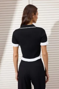 TRENDYOLMİLLA Black Polo Shirt Collar Flywheel Detailed Crop Color Blocked Knitwear Thin Blouse - Image 4