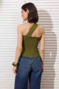 TRENDYOLMİLLA Light Khaki Single Arm Accessory Detailed Fitted Knitwear Thin Blouse - Image 4
