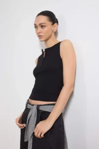 TRENDYOLMİLLA Black Fitted Sleeveless buttoned Crop Ribbed Flexible Knitting Blouse - Image 2