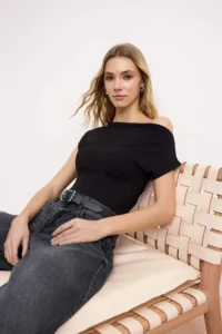 TRENDYOLMİLLA Black Fitted Asymmetric Collar Sleeveless Soft Knitting Blouse - Image 2