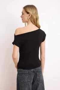 TRENDYOLMİLLA Black Fitted Asymmetric Collar Sleeveless Soft Knitting Blouse - Image 4