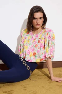 TRENDYOLMİLLA Pink Floral Viscose Crop Size Weaving Blouse - Image 2