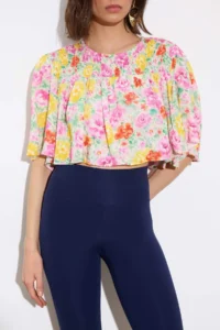 TRENDYOLMİLLA Pink Floral Viscose Crop Size Weaving Blouse - Image 3