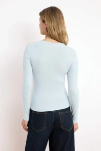 TRENDYOLMİLLA Light Blue V-neck Gather Detailed Long Sleeve Flexible Knitting Blouse - Image 4