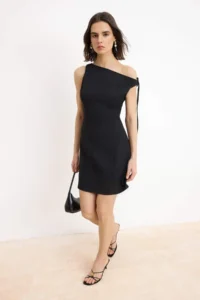 TRENDYOLMİLLA Black Asymmetric Yaka Short / Mini Flexible Weaving Dress