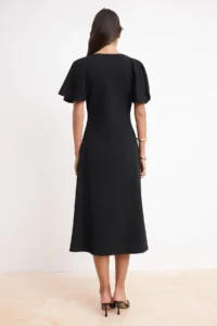 TRENDYOLMİLLA Black bodycon V-neck Angel Arm Short Sleeve Crepe Knitting Dress - Image 4
