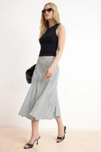TRENDYOLMİLLA Black Plaid A-Kesim/Life Form High Waist textured Knitting Skirt - Image 2