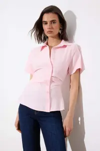 TRENDYOLMİLLA Limited Edition Pink Waist Fitting Asymmetric Fitted Shirt