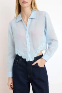 TRENDYOLMİLLA Mavi textured Lace Garnili Crop Shirt - Image 3