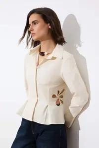 TRENDYOLMİLLA Limited Edition Beige Floral Embroidery Detailed Waist Fitting Poplin Shirt - Image 2