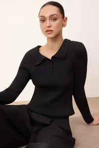 TRENDYOLMİLLA Black Wardrobe Essentials Double-Sided Wear Back Polo Shirt Collar Blouse Knitwear Cardigan - Image 2