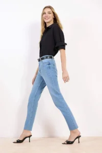 TRENDYOLMİLLA Mavi Cut Hem High Waist Less Flexible Mom jeans - Image 2