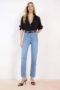 TRENDYOLMİLLA Mavi Cut Hem High Waist Less Flexible Mom jeans - Image 3