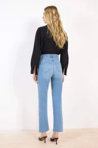 TRENDYOLMİLLA Mavi Cut Hem High Waist Less Flexible Mom jeans - Image 4