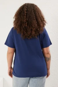 Trendyol Curve Navy Blue Boyfriend Fit Yanda Snap Snap Detailed 100% Cotton Knitting Plus Size T-Shirt - Image 5