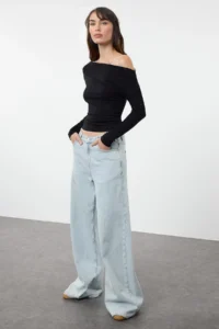 TRENDYOLMİLLA Black Plain Soft Fabric Fitted Boat Neck Knitting Blouse - Image 3