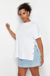 Trendyol Curve White Boyfriend Fit Yanda Snap Snap Detailed 100% Cotton Knitting Plus Size T-Shirt - Image 3