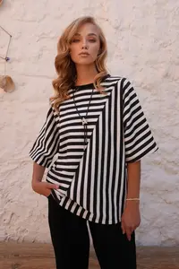 Trend Alaçatı Stili Black-White Crew Neck Stripe Patterned Bat Sleeve Sweatshirt - Image 2