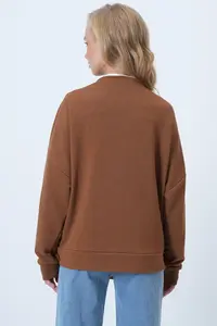 Trend Alaçatı Stili Cinnamon Brown V-Neck Double Breasted Oversized Sweatshirt - Image 5