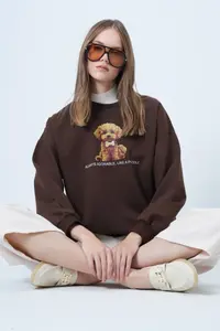 Trend Alaçatı Stili Women's Brown Front Printed Oversized Cotton Sweatshirt ALC-X14651 - Image 2