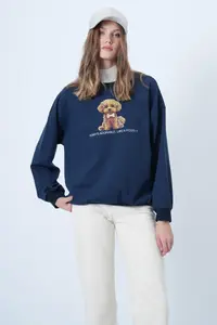 Trend Alaçatı Stili Women's Navy Blue Front Printed Oversized Cotton Sweatshirt ALC-X14651 - Image 2