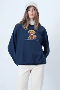 Trend Alaçatı Stili Women's Navy Blue Front Printed Oversized Cotton Sweatshirt ALC-X14651 - Image 5