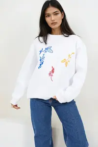 Trend Alaçatı Stili Women's White Crew Neck Padded Front Embroidered Sweatshirt ALC-X141000 - Image 3