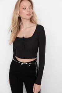 TRENDYOLMİLLA Black Button Detailed Square Neck Fitted Ribbed Flexible Crop Knitting Blouse - Image 3