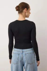 TRENDYOLMİLLA Black-White 2 Sets Package Fitted Crew Neck Crop Ribbed Flexible Knitting Blouse - Image 4