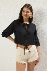 TRENDYOLMİLLA Black Weaving Binding Detailed 100% Linen Beach Crop Shirt - Image 5