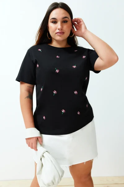 Trendyol Curve Black relaxed Floral Embroidery Detailed 100% Cotton Knitting Plus Size T-Shirt